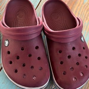 Maroon crocs w navy stripe